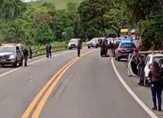 Operação na BR-101 termina com dois presos, adolescente apreendido e armas localizadas no ES