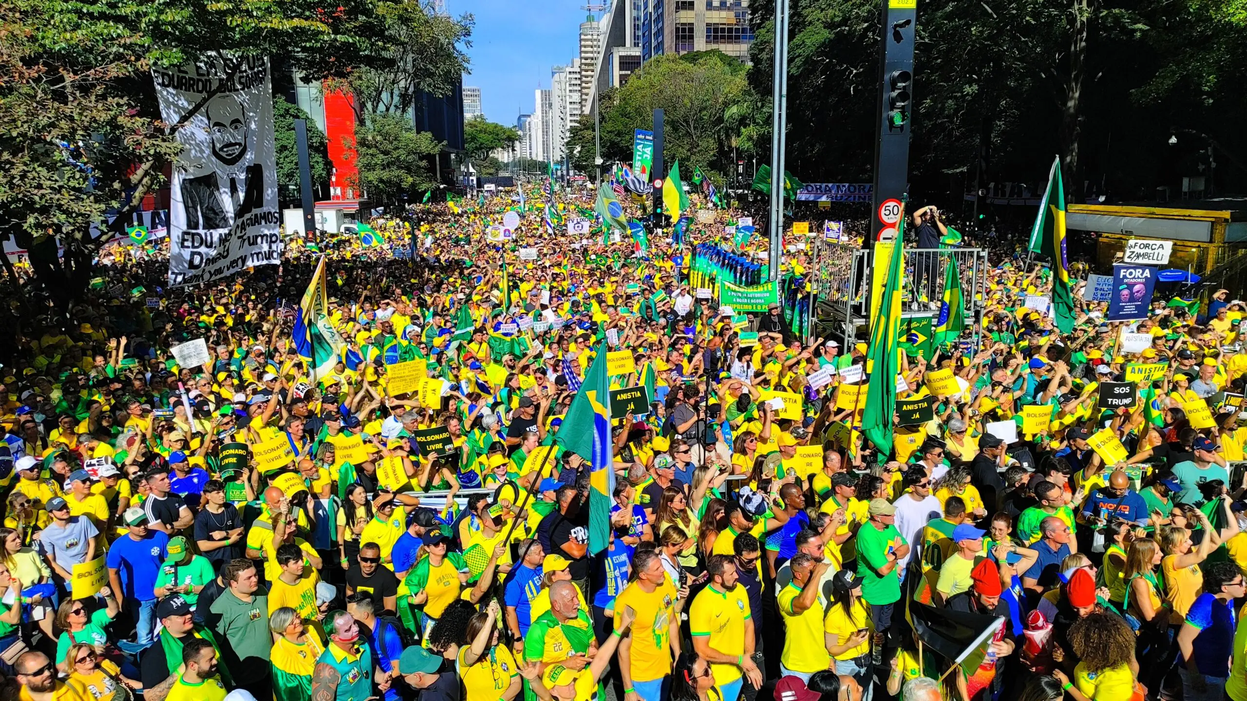 Milhares de pessoas lotam Avenida Paulista e pedem impeachment de Alexandre de Moraes e queda de Lula.