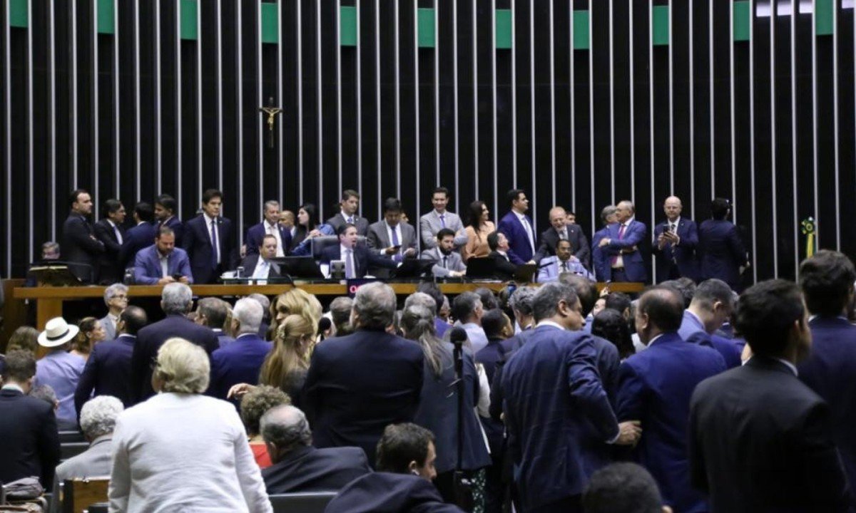 Deputados derrubam MP do aumento de impostos e impõem derrota a Lula